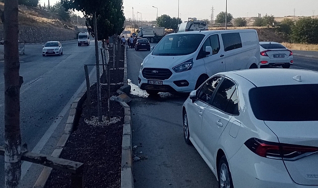 Adıyaman'da yola dökülen yağ kazaya davetiye çıkardı! 6 araç birbirine girdi