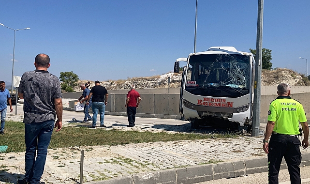 Burdur'da freni patlayan yolcu midibüsü otogar içine düştü: Çok sayıda yaralı