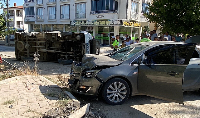 Elazığ’da otomobille çarpışan minibüs yan yattı: 2 yaralı