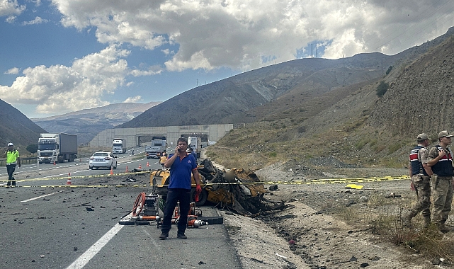 Erzincan’da 4 kişinin öldüğü kazanın nedeni tırın patlayan lastiği