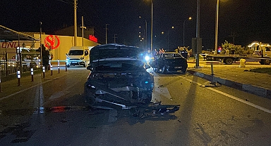 İki otomobil çarpıştı: 1 ölü, 5 yaralı