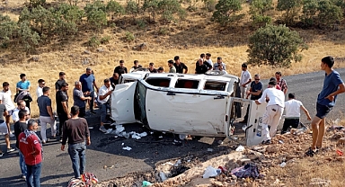 Mardin’de hafif ticari araç takla attı: Yaralılar var