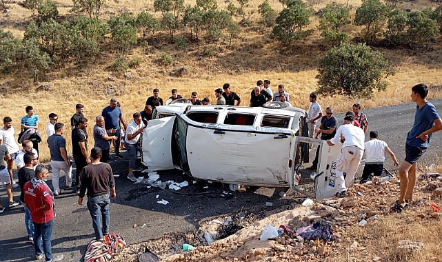 Mardin’de hafif ticari araç takla attı: Yaralılar var