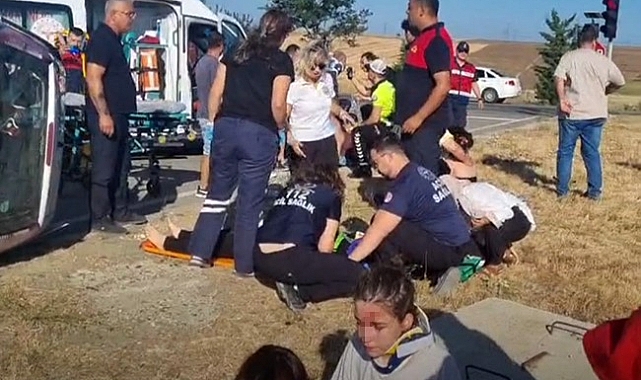 Minibüs ile otomobil çarpıştı: 1'i ağır 7 yaralı