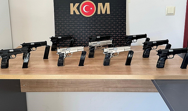 Otomobilin bagajında ruhsatsız tabanca ele geçirildi