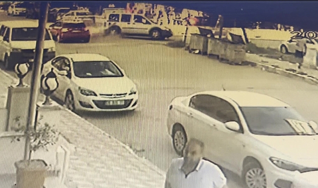 Otomobille çarpışan hafif ticari araç takla attı! O anlar kamerada