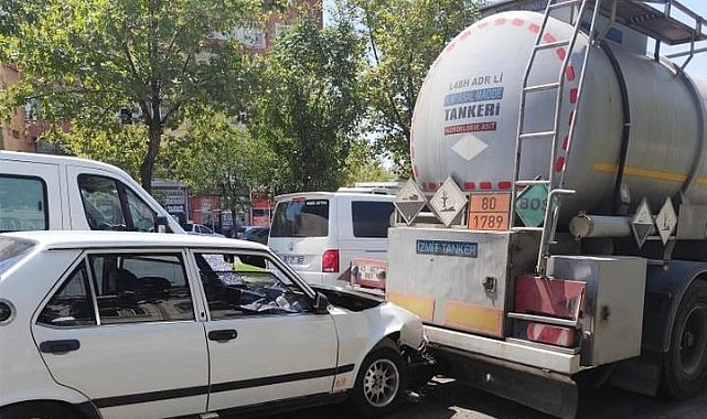 Siverek’te ışıklarda bekleyen tıra, otomobil çarptı: 2 yaralı