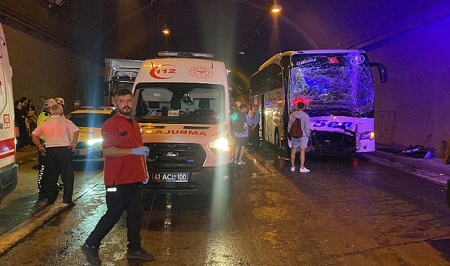 Tır, otomobil ve 2 otobüsün karıştığı kazada ortalık savaş alanına döndü: 15 yaralı