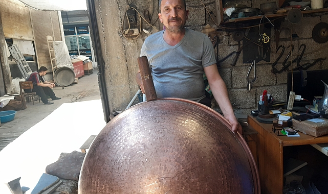 Yıllardır bakırdan lokum kazanları yapıyor