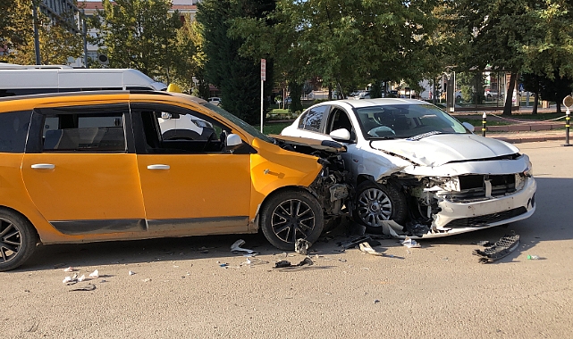 Elazığ’da iki otomobil çarpıştı! 2 yaralı