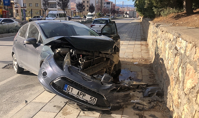 Elazığ'da otomobil bahçe duvarına çarptı: 1 yaralı