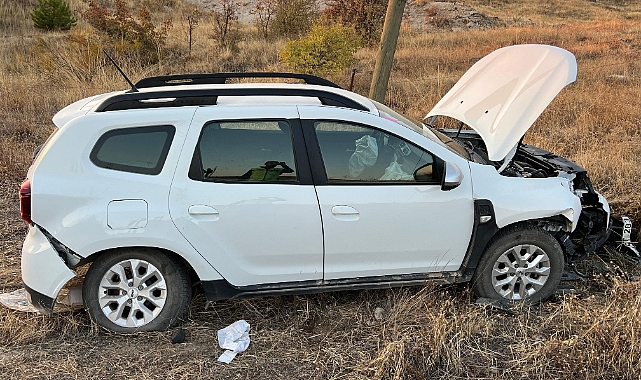 Elazığ’da otomobil şarampole yuvarlandı: 3 yaralı