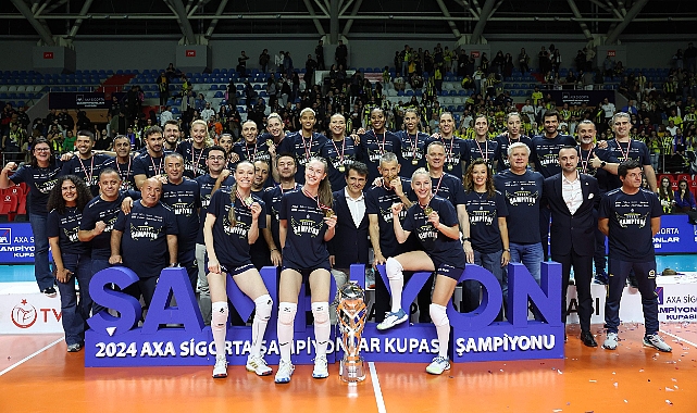 Fenerbahçe şampiyonluk kupasını kaldırdı