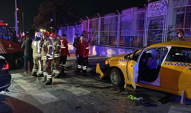 Kırmızı ışık ihlali yapan taksi otomobille çarpıştı: Çok sayıda yaralı
