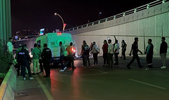Kontrolden çıkan otomobil orta refüje çarptı: Ölü ve yaralılar var