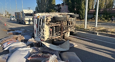 Konya'da kamyonetle hafif ticari araç çarpıştı: 3 yaralı