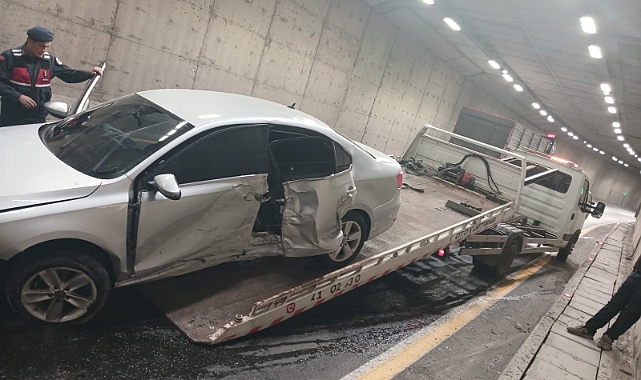 Malatya'da otomobil bariyerlere çarptı 1 yaralı