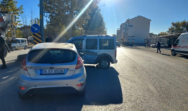 Otomobil ile hafif ticari araç çarpıştı: 2 yaralı