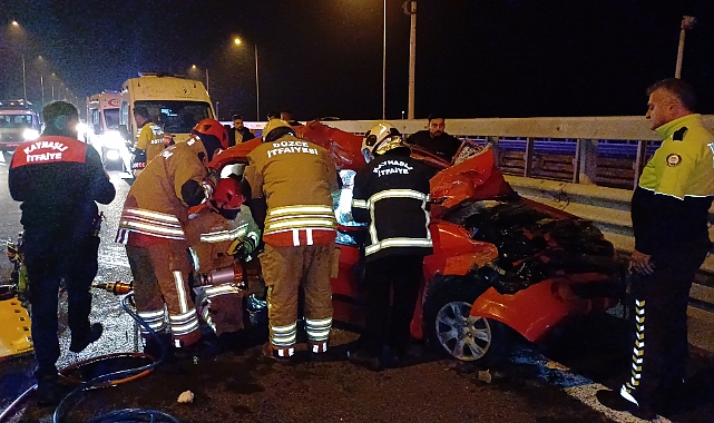 Otoyolda tıra arkadan çarpan otomobil hurdaya döndü: 4 yaralı