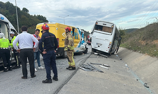 PTT aracı ile servis minibüsü ile çarpıştı: 4 yaralı