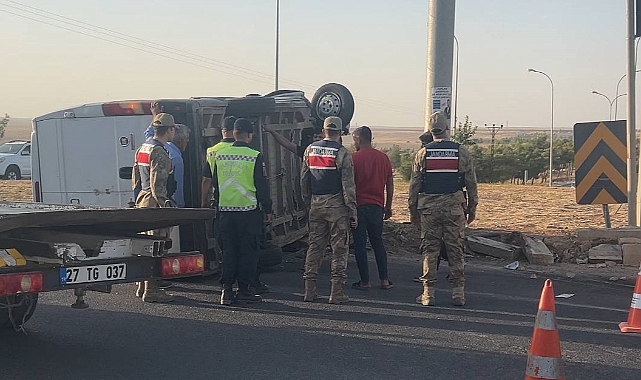 Şanlıurfa'da hafif ticari araç devrildi: 1 yaralı