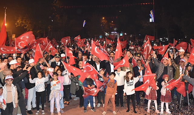 Siverek'te Cumhuriyet'in 101. yılı fener alayıyla kutlandı