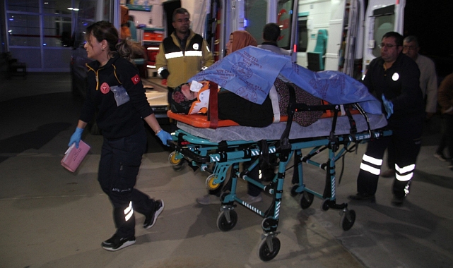Tarım işçisi kadınları taşıyan traktörün römorku devrildi: Yaralılar var