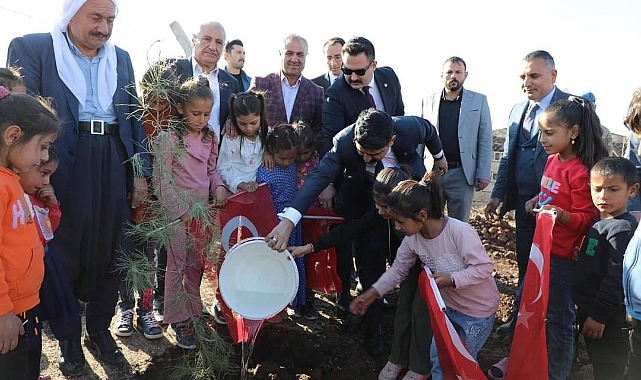 Viranşehir'de hediyesini alan öğrenciler ağaç dikmeye gitti