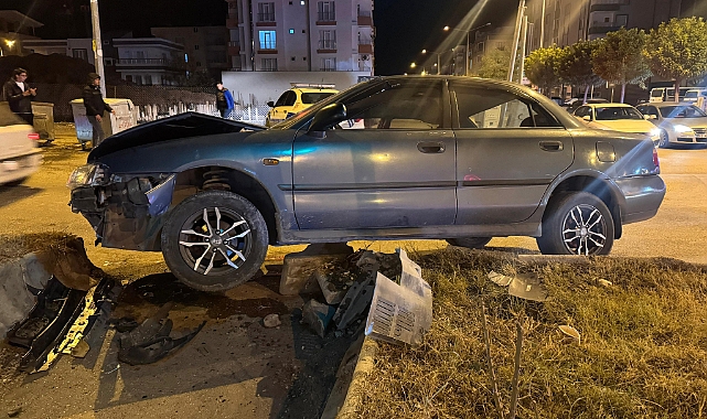 Adıyaman'da otomobil orta refüje çıktı: 1 yaralı