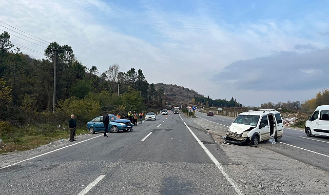 Bartın'da otomobil hafif ticari araçla çarpıştı: Yaralılar var