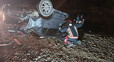 Direksiyon hakimiyetini kaybeden araç yoldan çıktı: 2 yaralı