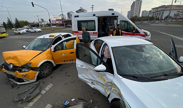Diyarbakır’da iki otomobil çarpıştı: 1 yaralı