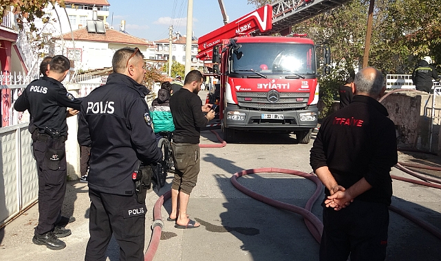 İki katlı müstakil evde yangın: Çok sayıda kişi dumandan etkilendi