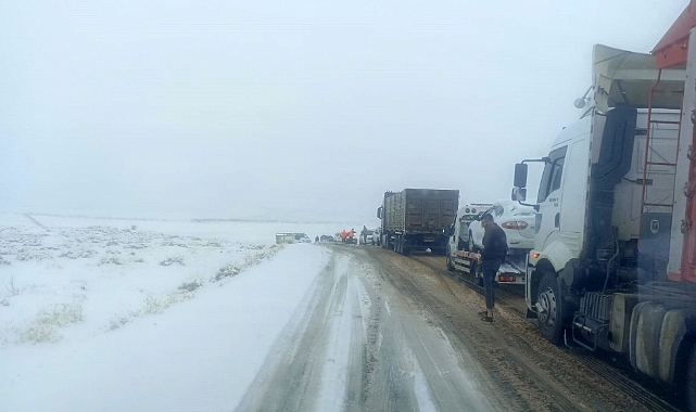 Kar yağışıyla kapanan Viranşehir-Diyarbakır yolu trafiğe açıldı