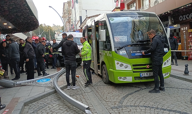 Kocaeli'de aracın çarptığı aydınlatma direği yayaların üzerine düştü!