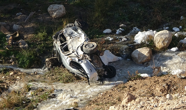 Malatya'da trafiğe kapalı yola giren araç dere yatağına uçtu