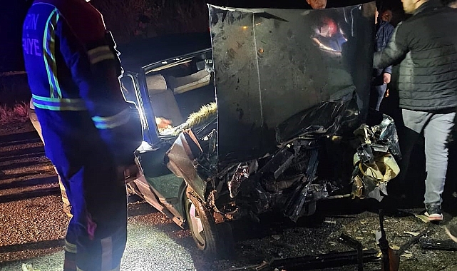 Otomobil ile servis aracı kafa kafaya çarpıştı: Çok sayıda yaralı