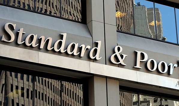 S&amp;P, Türkiye’nin kredi notunu arttırdı