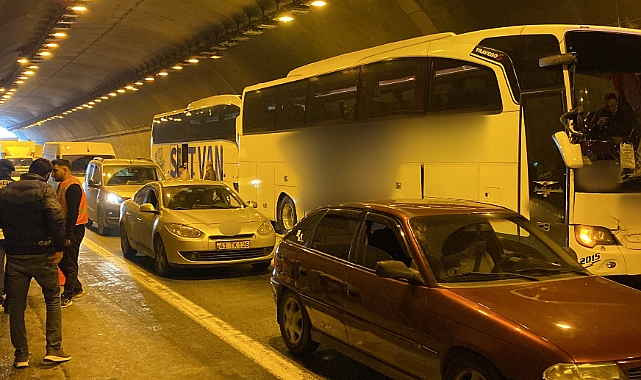 TEM'de iki yolcu otobüsü ve tır kazaya karıştı: 14 yaralı