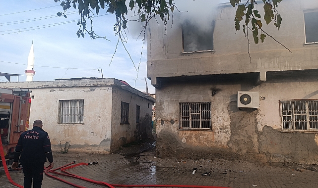 Adana'da şarja takılı tablet bir evi kullanılamaz hale getirdi