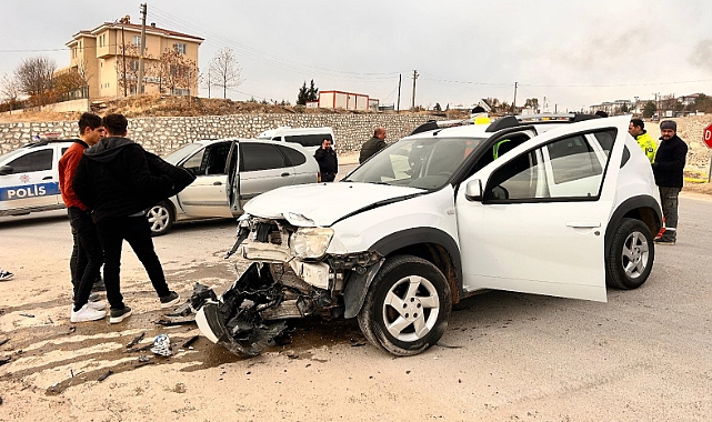 Adıyaman'da iki otomobil çarpıştı: 2 yaralı