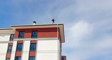 Adıyaman'da maaşını alamadığını iddia eden işçi çatıya çıktı