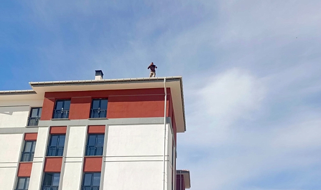 Adıyaman'da maaşını alamadığını iddia eden işçi çatıya çıktı