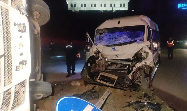 Bursa'da işçi servisleri çarpıştı: 20 yaralı