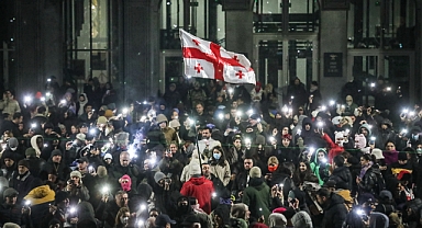 Gürcistan parlamentosunda havai fişekli protesto sürüyor: 48 gözaltı
