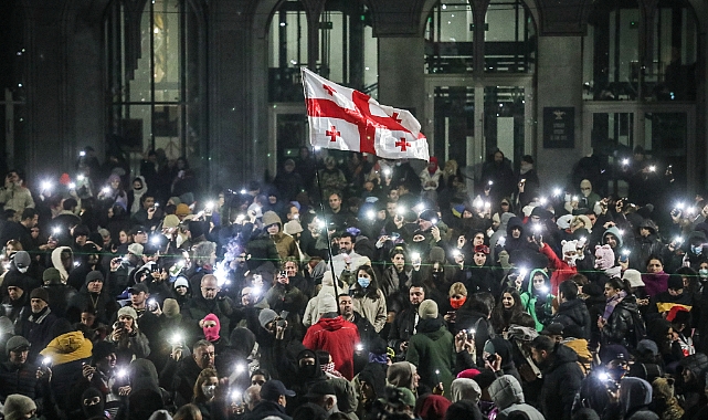 Gürcistan parlamentosunda havai fişekli protesto sürüyor: 48 gözaltı