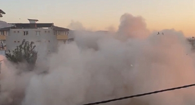 Hatay'da 5 katlı binanın kontrollü yıkımı kameraya yansıdı