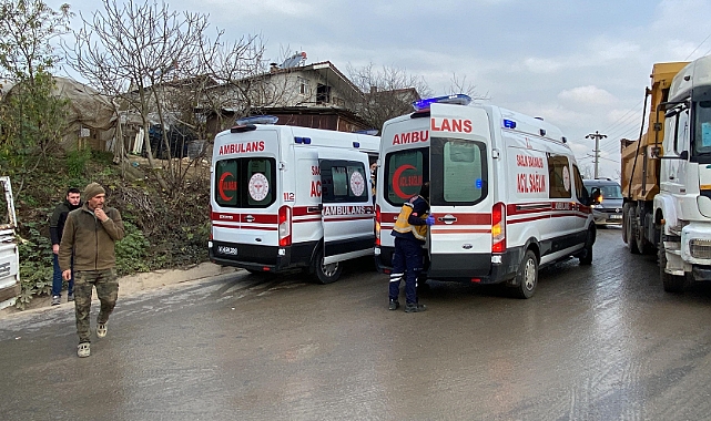 Kayan minibüs ile tır çarpıştı: 2 yaralı