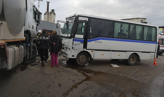 Manisa’da süt kamyonu ile servis minibüsü çarpıştı: Çok sayıda yaralı