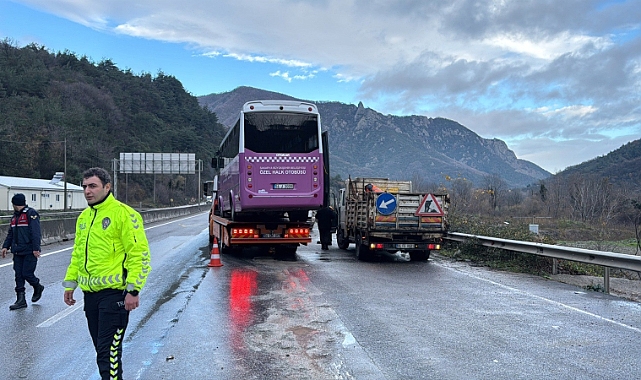 Sakarya'da 6 araçlı zincirleme kaza: 15 yaralı